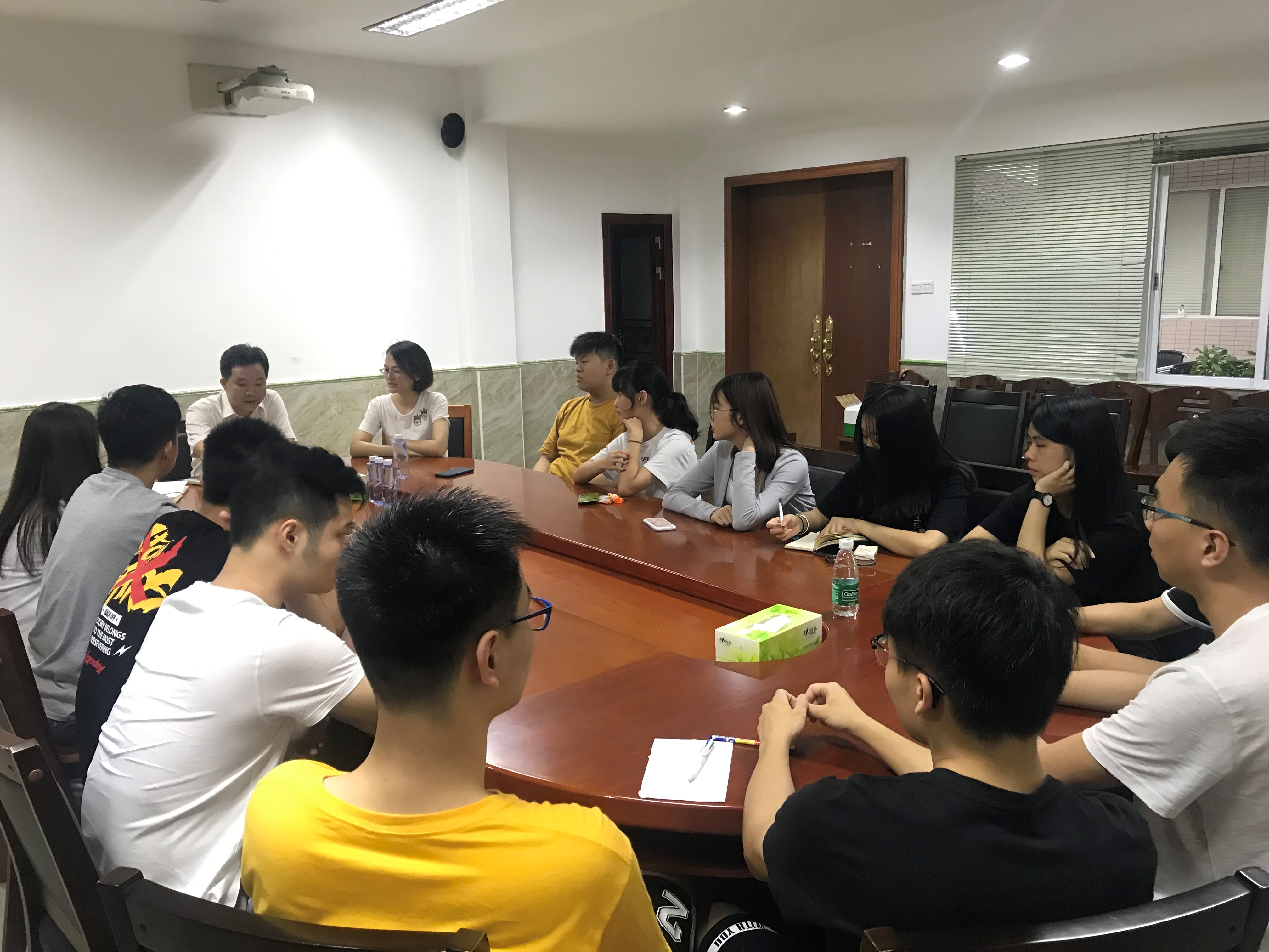 任跃忠倾听学生代表意见(北校区)